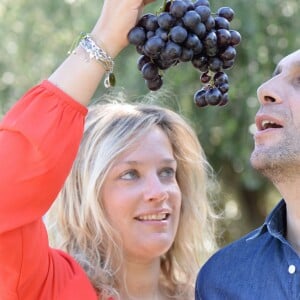 Exclusif - Zinédine Soualem et sa compagne Caroline Faindt participent aux premières vendanges de Marrakech, le 10 octobre 2015.