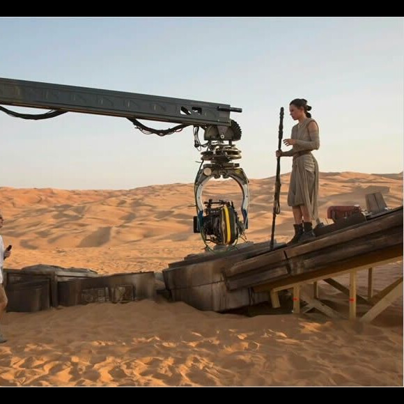 Daisy Ridley sur le tournage de Star Wars – Le Réveil de la Force.