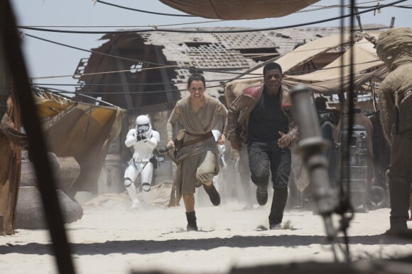 Daisy Ridley et John Boyega dans Star Wars – Le Réveil de la Force.