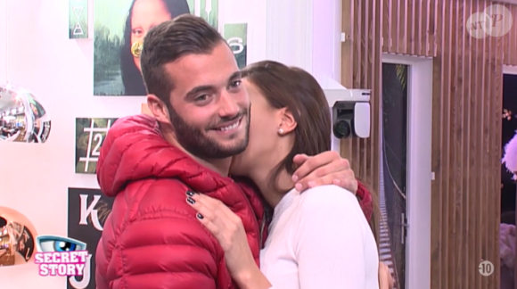 Julie fait des bisous dans le cou de Loïc dans la quotidienne de Secret Story 9, sur NT1, le lundi 19 octobre 2015