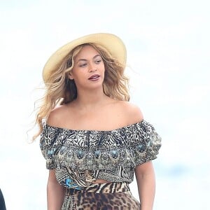 Beyonce Knowles et son mari Jay Z quittent leur yacht pour aller déjeuner à terre avec leur fille Blue Ivy dans les Iles de Lerins le 16 septembre 2015.