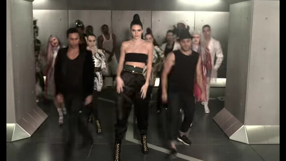 Kendall Jenner danseuse sexy pour Balmain