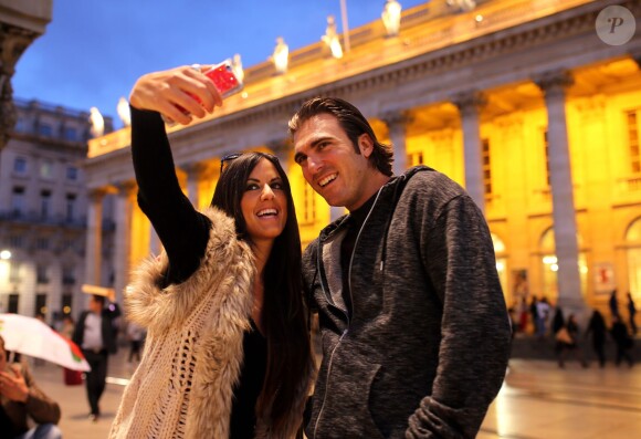 Exclusif - Claudia Romani et Kevin Gleizes de "Secret Story 9" sont en séjour à Bordeaux depuis le 6 octobre 2015. Le couple adore prendre des selfies.