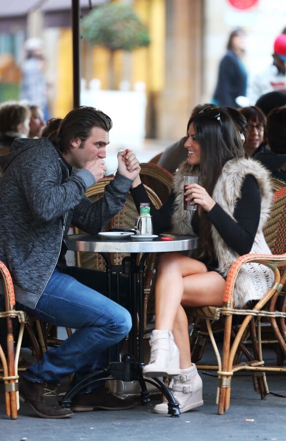 Exclusif - Claudia Romani et Kevin Gleizes de "Secret Story 9" sont en séjour à Bordeaux depuis le 6 octobre 2015. Les amoureux prennent un verre à la terrasse d'un café.