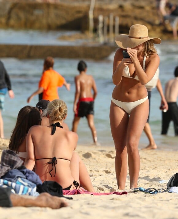 Natasha Oakley, sa soeur Sammy et leur amie Sophia Vantuno profitent d'un après-midi ensoleillé à Bondi Beach. Sydney, le 5 octobre 2015.