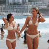 Natasha Oakley (à droite) et son amie Sophia Vantuno profitent d'un après-midi ensoleillé à Bondi Beach. Sydney, le 5 octobre 2015.