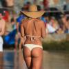 Natasha Oakley, craquante en bikini, profite d'un après-midi ensoleillé à Bondi Beach. Sydney, le 5 octobre 2015.