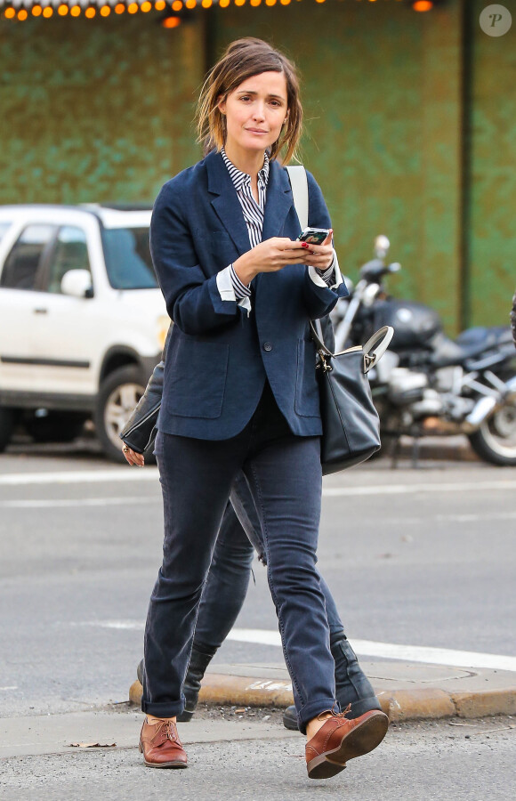 Rose Byrne se promène à New York, le 11 mars 2015.