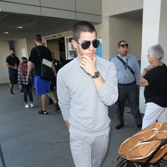 Nick Jonas arrive à LAX, Los Angeles, le 21 octobre 2015