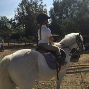 Harper Beckham fait de l'équitation / photo postée sur le compte Instagram de Victoria Beckham.