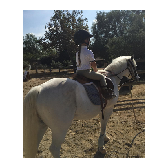 Harper Beckham fait de l'équitation / photo postée sur le compte Instagram de Victoria Beckham.