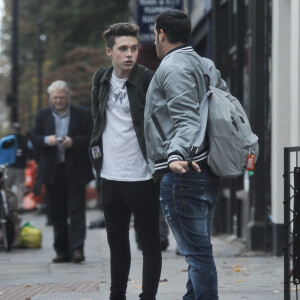 Exclusif - Brooklyn Beckham déjeune avec un ami à Londres le 6 octobre 2015.