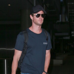 Exclusif - Chris Hemsworth arrive à l'aéroport de LAX à Los Angeles, le 19 octobre 2015.