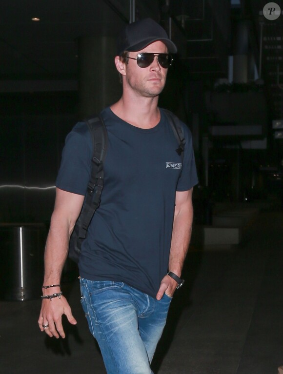 Exclusif - Chris Hemsworth arrive à l'aéroport de LAX à Los Angeles, le 19 octobre 2015.