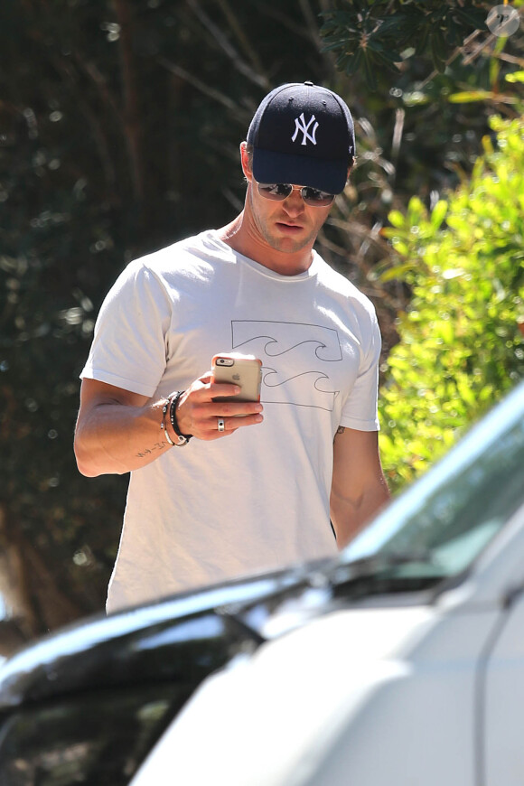 Exclusif - Chris Hemsworth se promène avec un ami à Byron Bay en Australie le 16 octobre 2015.