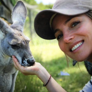 Chris Hemsworth se représente en kangourou avec sa chérie Elsa Pataky. (photo postée le 24 octobre 2015)