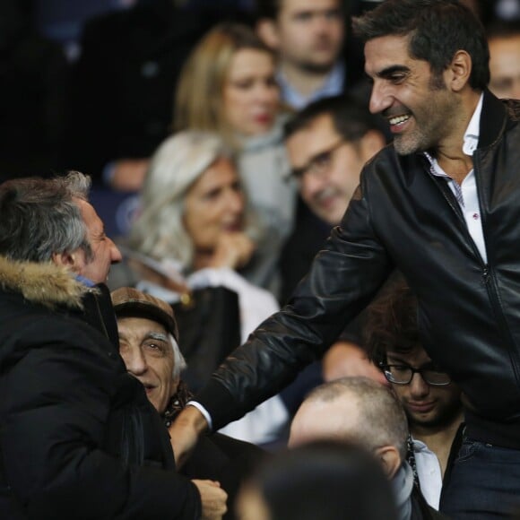 Richard Anconina et Ary Abittan lors de la victoire du Paris Saint-Germain sur Saint-Etienne, le 25 octobre 2015 au Parc des Princes à Paris