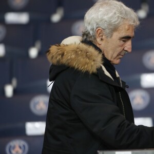 Raymond Domenech et son fils Merlin lors de la rencontre entre le Paris Saint-Germain et Saint-Etienne au Parc des Princes le 25 octobre 2015 à Paris