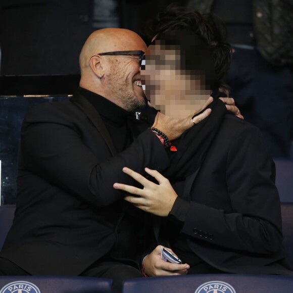 Pascal Obispo et son fils Sean lors de la rencontre entre le Paris Saint-Germain et Saint-Etienne au Parc des Princes le 25 octobre 2015 à Paris