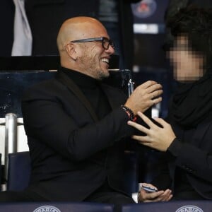 Pascal Obispo et son fils Sean lors de la rencontre entre le Paris Saint-Germain et Saint-Etienne au Parc des Princes le 25 octobre 2015 à Paris