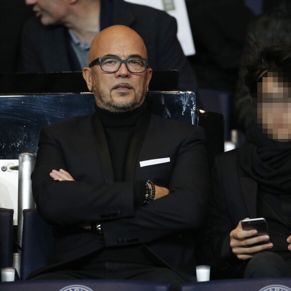 Pascal Obispo et son fils Sean lors de la rencontre entre le Paris Saint-Germain et Saint-Etienne au Parc des Princes le 25 octobre 2015 à Paris