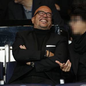 Pascal Obispo et son fils Sean lors de la rencontre entre le Paris Saint-Germain et Saint-Etienne au Parc des Princes le 25 octobre 2015 à Paris