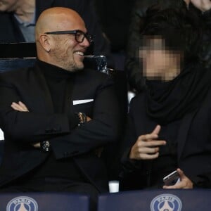 Pascal Obispo et son fils Sean lors de la rencontre entre le Paris Saint-Germain et Saint-Etienne au Parc des Princes le 25 octobre 2015 à Paris