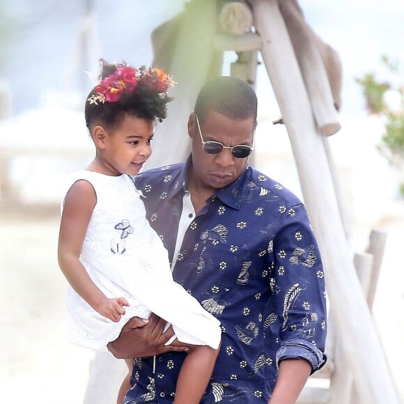 Beyonce Knowles et son mari Jay Z quittent leur yacht pour aller déjeuner à terre avec leur fille Blue Ivy dans les Iles de Lerins le 16 septembre 2015. A peine embarqué dans l'annexe du yacht Galactica Star, Beyonce prend son appareil photo et mitraille la petite Blue Ivy entre deux calins. Une fois à terre, Blue Ivy pose pour ses deux parents près d'un canon.