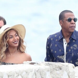 Beyonce Knowles et son mari Jay Z quittent leur yacht pour aller déjeuner à terre avec leur fille Blue Ivy dans les Iles de Lerins le 16 septembre 2015. A peine embarqué dans l'annexe du yacht Galactica Star, Beyonce prend son appareil photo et mitraille la petite Blue Ivy entre deux calins. Une fois à terre, Blue Ivy pose pour ses deux parents près d'un canon.