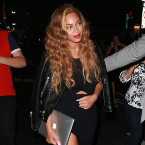 Beyonce Knowles, un MacBook Apple à la main, lors d'une sortie de nuit à New York, le 30 juin 2015.