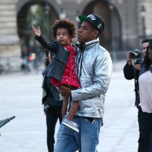 Beyoncé, son mari Jay-Z et leur fille Blue Ivy sont allés visiter le musée du Louvre à Paris, le 7 octobre 2014. Beyoncé prend des photos de son mari et de sa fille qui montre du doigt la pyramide du Louvre.