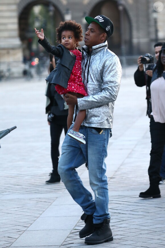 Beyoncé, son mari Jay-Z et leur fille Blue Ivy sont allés visiter le musée du Louvre à Paris, le 7 octobre 2014. Beyoncé prend des photos de son mari et de sa fille qui montre du doigt la pyramide du Louvre.