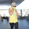 Rita Ora se cache des photographes à son arrivée à l'aéroport de LAX à Los Angeles, le 6 octobre 2015