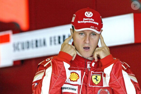 Michael Schumacher dans le paddock du Grand Prix de Grande Bretagne à Silverstone le 8 juillet 2005
