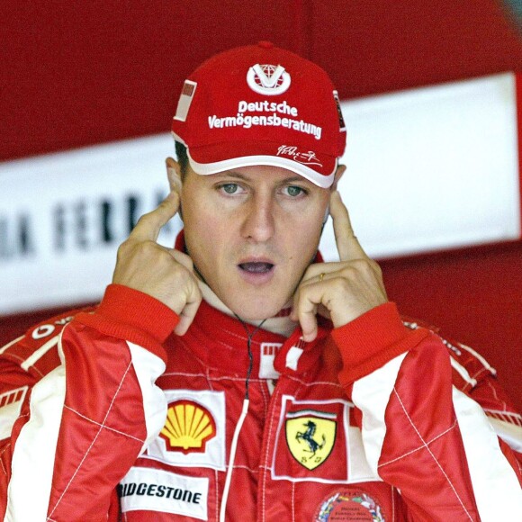 Michael Schumacher dans le paddock du Grand Prix de Grande Bretagne à Silverstone le 8 juillet 2005