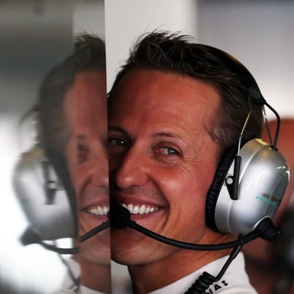 Michael Schumacher dans le garage Mercedes AMG sur le circuit de Yas Marina à Abu Dhabi, le 2 novembre 2012
