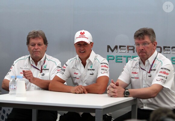 Michael Schumacher avec Norbert Haug et Ross Brawn lors du Grand Prix du Japon à Suzuka, le 4 octobre 2012