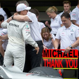 Ross Brawn dans les bras de Michael Schumacher à l'Autodrome Jose Carlos Pace de Sao Paulo, le 25 novembre 2012