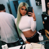 Kylie Jenner, coiffée de cheveux vert d'eau, se prépare pour effectuer quelques interviews en studio. Los Angeles, le 26 octobre 2015.
