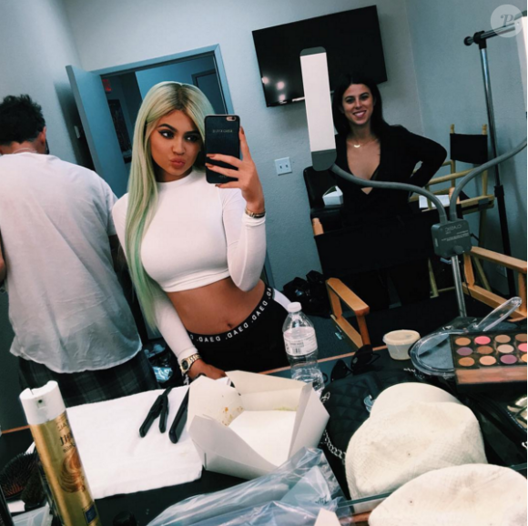 Kylie Jenner, coiffée de cheveux vert d'eau, se prépare pour effectuer quelques interviews en studio. Los Angeles, le 26 octobre 2015.