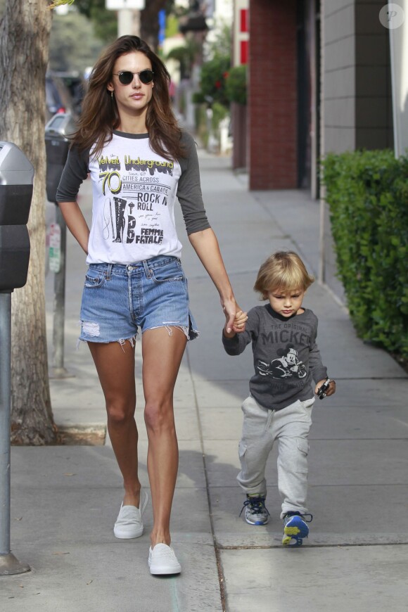 Alessandra Ambrosio et son fils Noah à Los Angeles, le 27 octobre 2015.