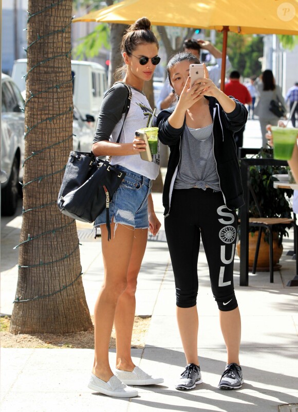 Alessandra Ambrosio à Los Angeles, le 27 octobre 2015.