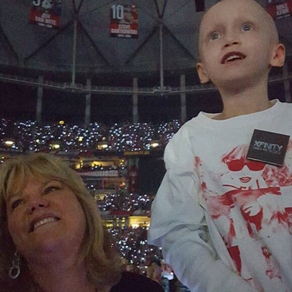 Andrea Swift la maman de Taylor Swift a invité la jeune Taylor qui souffre d'un cancer du rein à venir rencontrer sa fille après son concert à Atlanta, le 24 octobre 2015