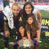 Javier Mascherano célèbre avec sa famille le titre de champion d'Espagne au Camp Nou à Barcelone, le 23 mai 2015