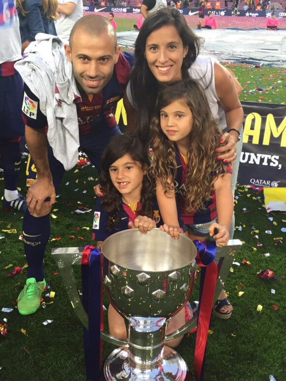 Javier Mascherano célèbre avec sa famille le titre de champion d'Espagne au Camp Nou à Barcelone, le 23 mai 2015