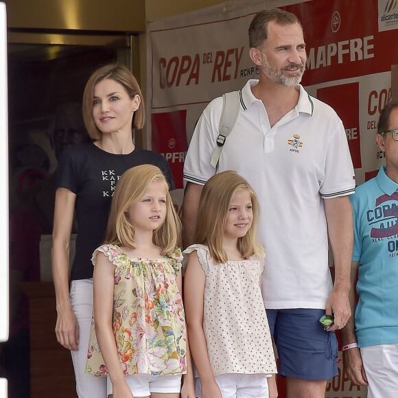 La reine Letizia, le roi Felipe VI et leurs filles, la princesse Leonor des Asturies et l'infante Sofia au club nautique de Palma de Majorque le 8 août 2015