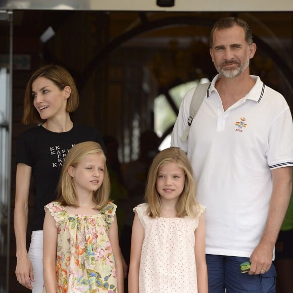 La reine Letizia, le roi Felipe VI et leurs filles, la princesse Leonor des Asturies et l'infante Sofia au club nautique de Palma de Majorque le 8 août 2015