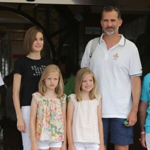 La reine Letizia, le roi Felipe VI et leurs filles, la princesse Leonor des Asturies et l'infante Sofia au club nautique de Palma de Majorque le 8 août 2015