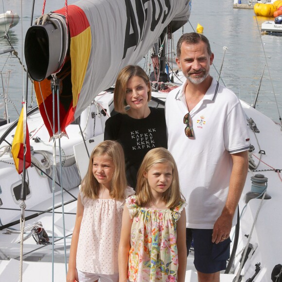 La reine Letizia, le roi Felipe VI et leurs filles, la princesse Leonor des Asturies et l'infante Sofia au club nautique de Palma de Majorque le 8 août 2015