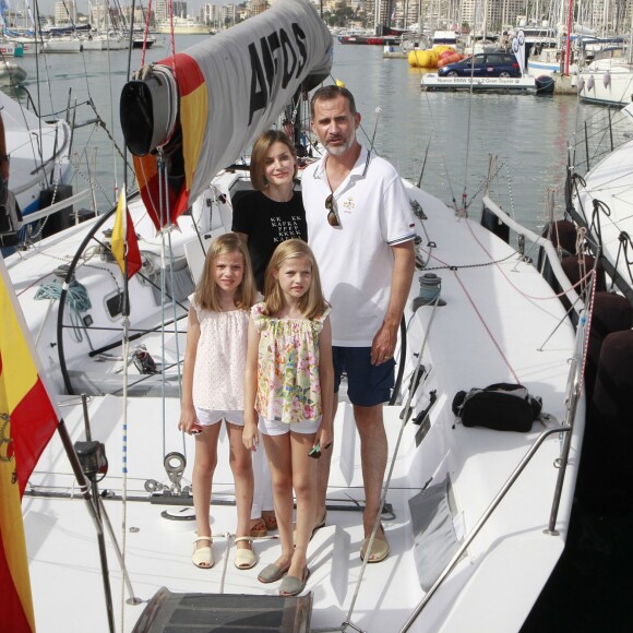 La reine Letizia, le roi Felipe VI et leurs filles, la princesse Leonor des Asturies et l'infante Sofia au club nautique de Palma de Majorque le 8 août 2015